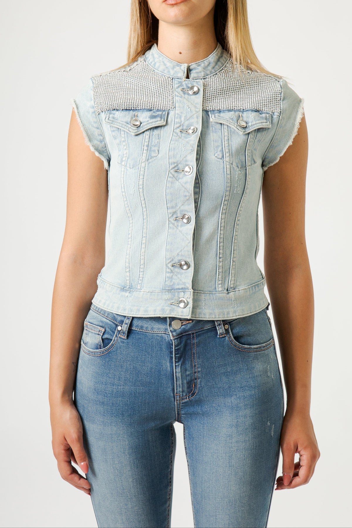 Gilet Donna Denim Light Wash con Dettagli Strass – Fit Aderente, Stile Glam Rock