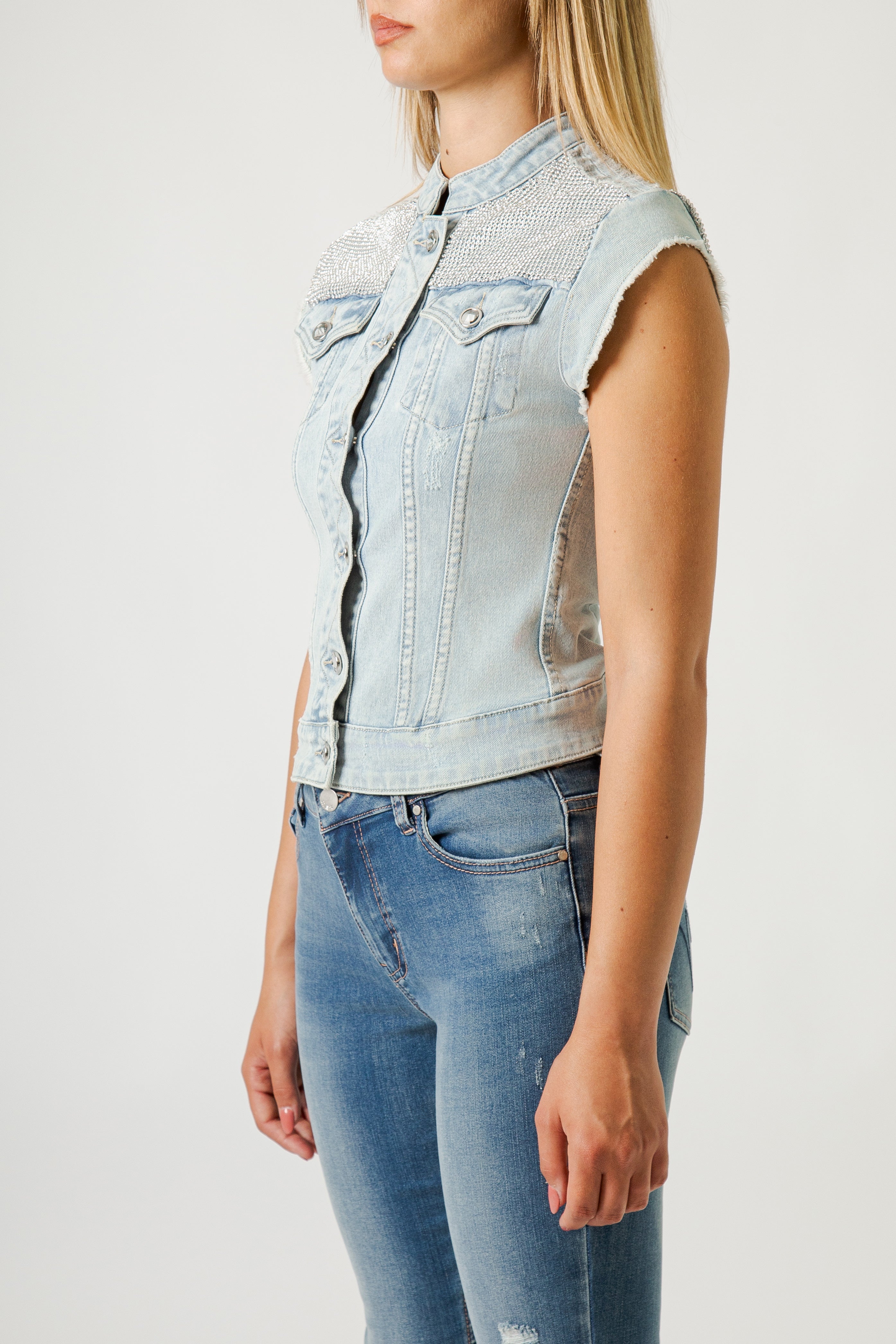 Gilet Donna Denim Light Wash con Dettagli Strass – Fit Aderente, Stile Glam Rock