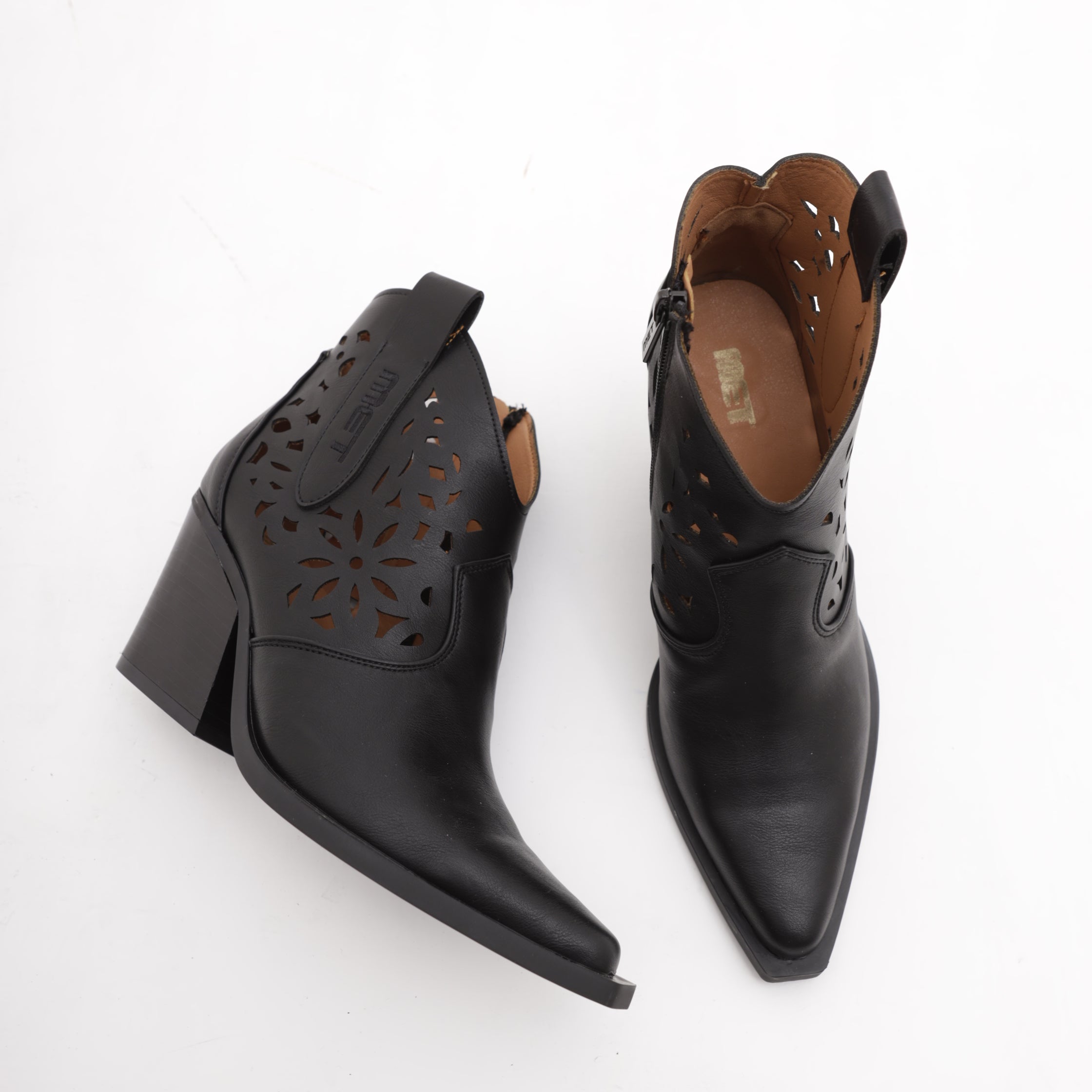 M10 402 SHOES