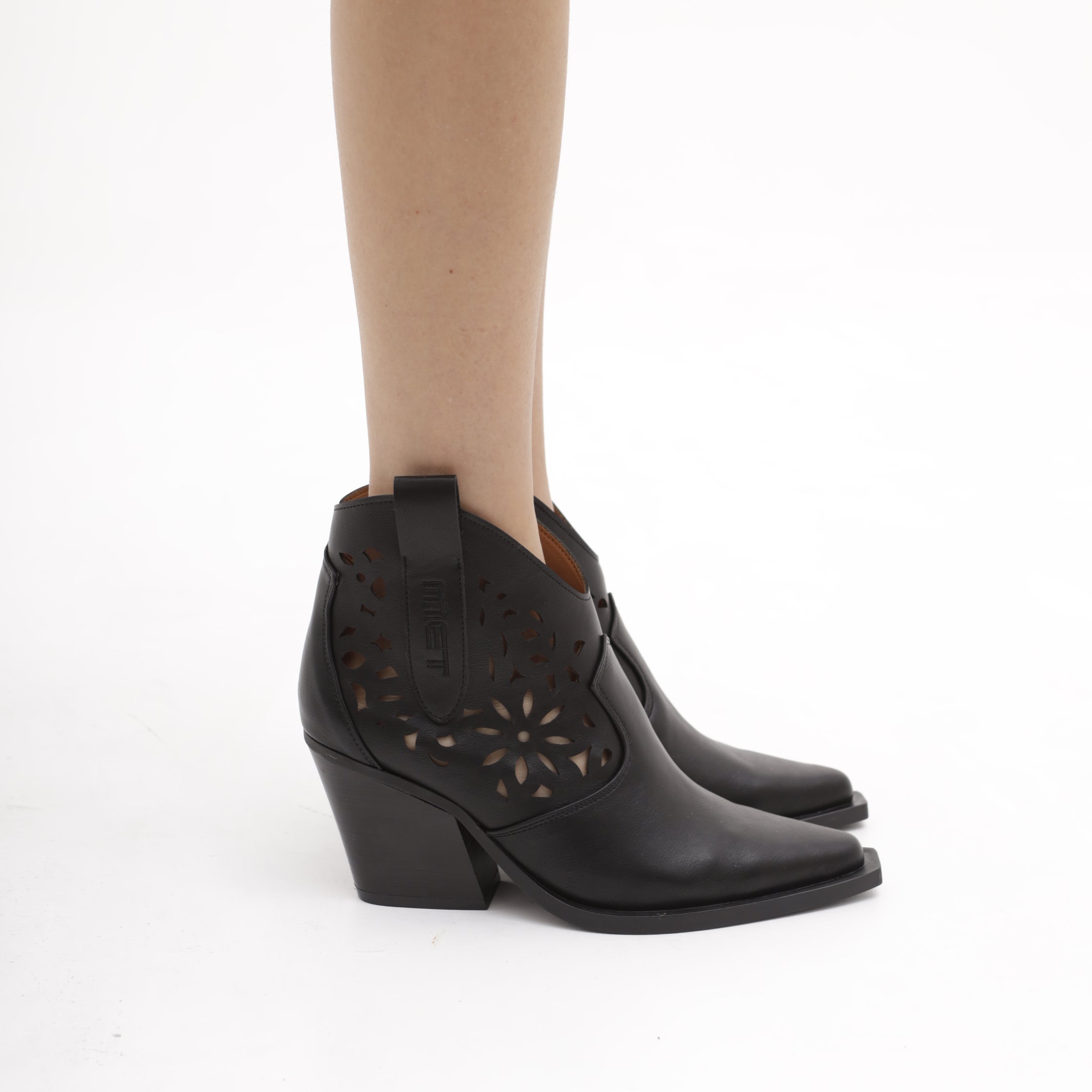 M10 402 SHOES