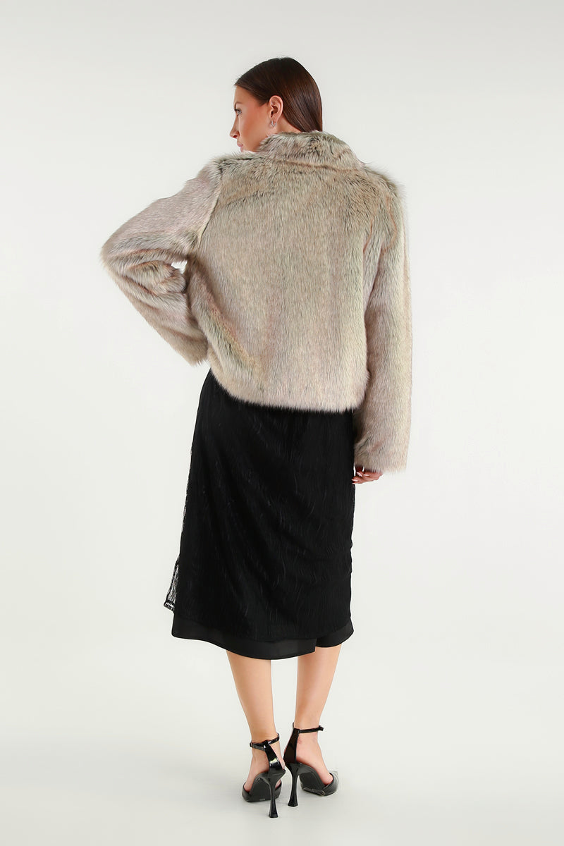 Giacca corta in ecopelliccia color mandorla