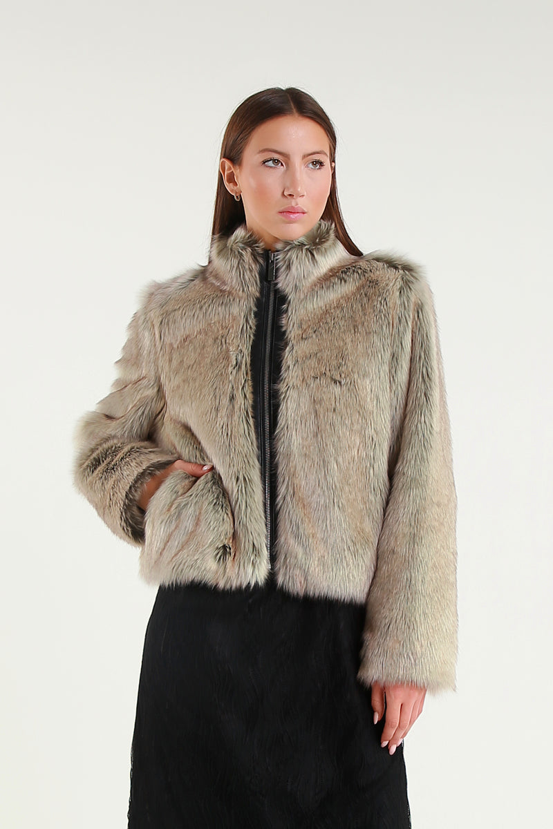 Giacca corta in ecopelliccia color mandorla