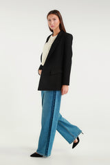 Elegant black jacket with a tailored cut