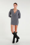 Abito in maglia grigio con scollo a V sfrangiato