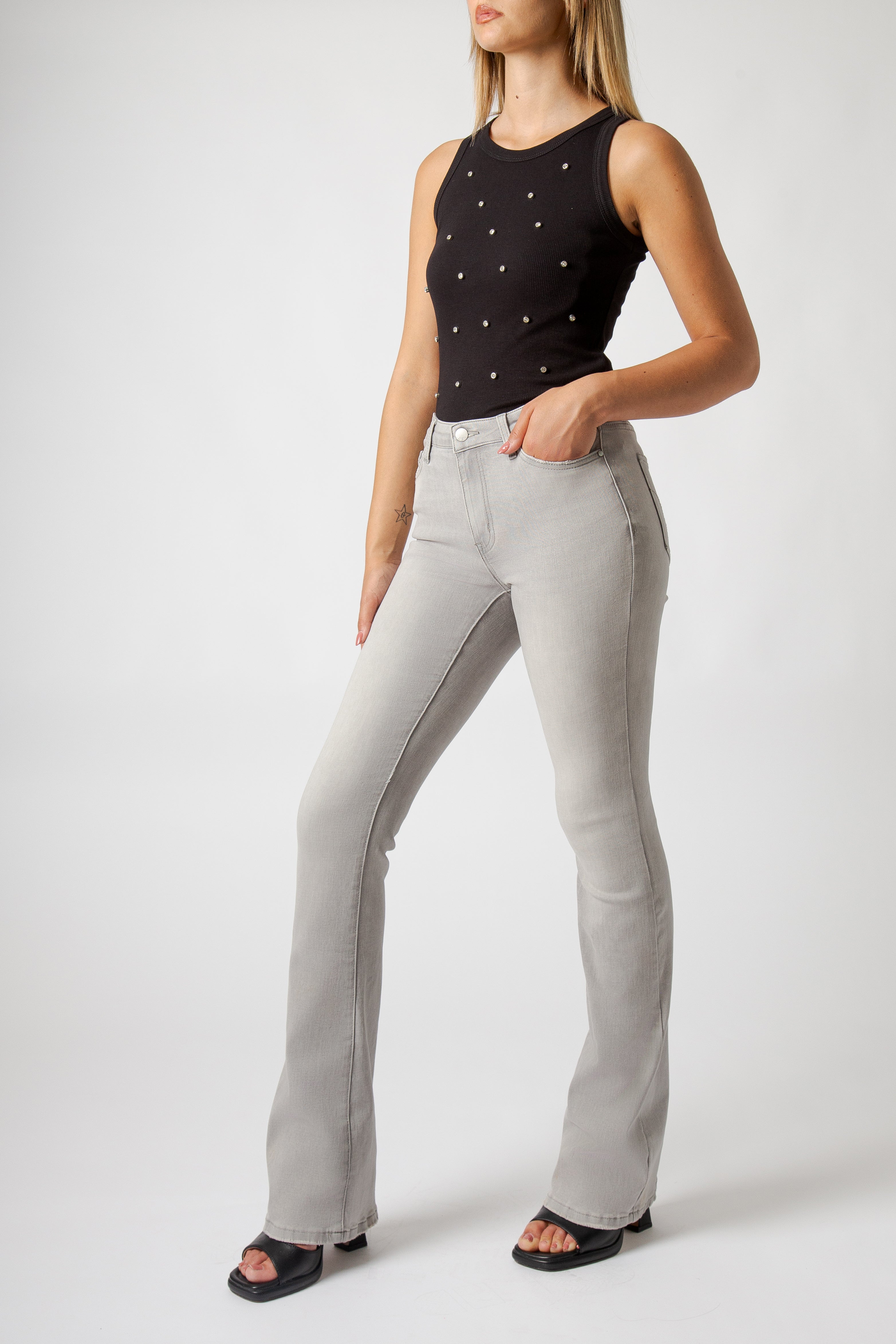 Jeans Donna Flare Fit Grigio – Denim Elasticizzato a Vita Media, Gamba Leggermente Svasata