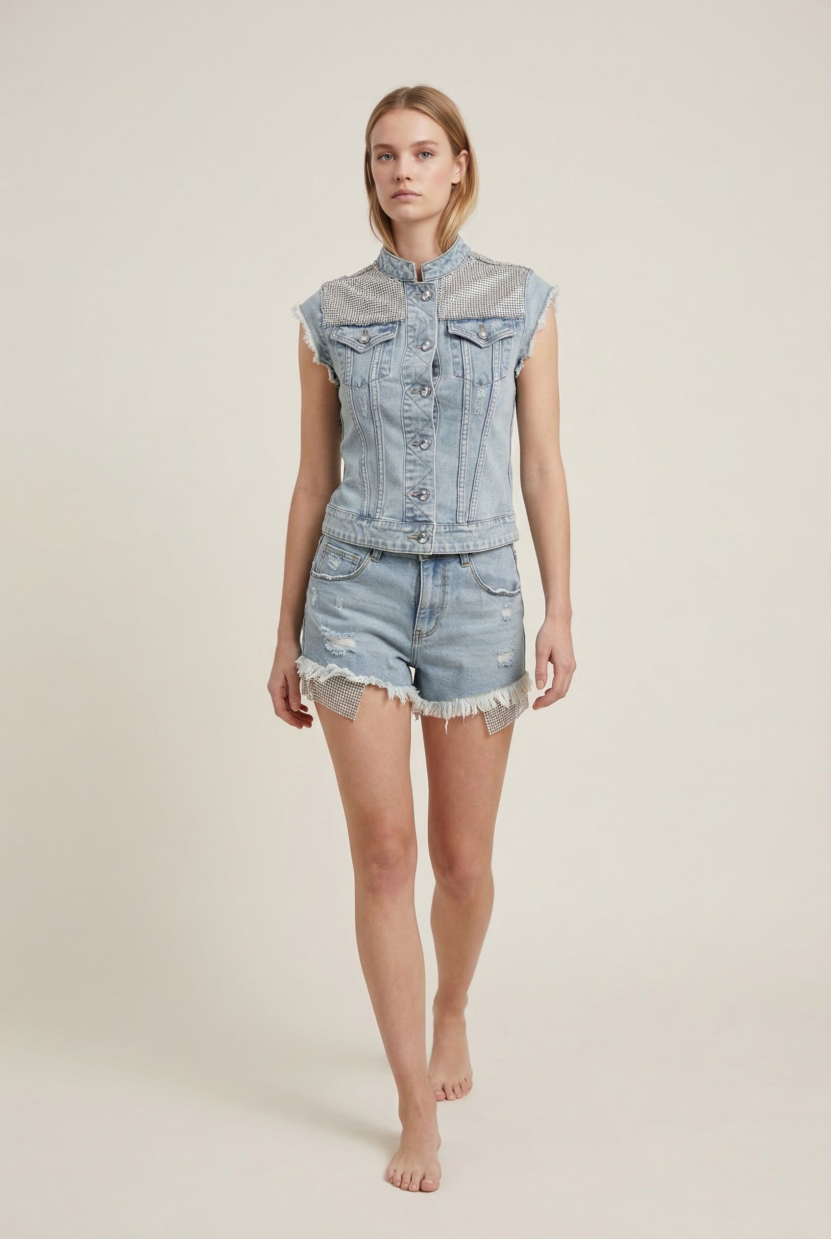 Shorts Donna Denim Chiaro con Strappi e Orlo Sfilacciato – Vita Media, Stile Casual Glam