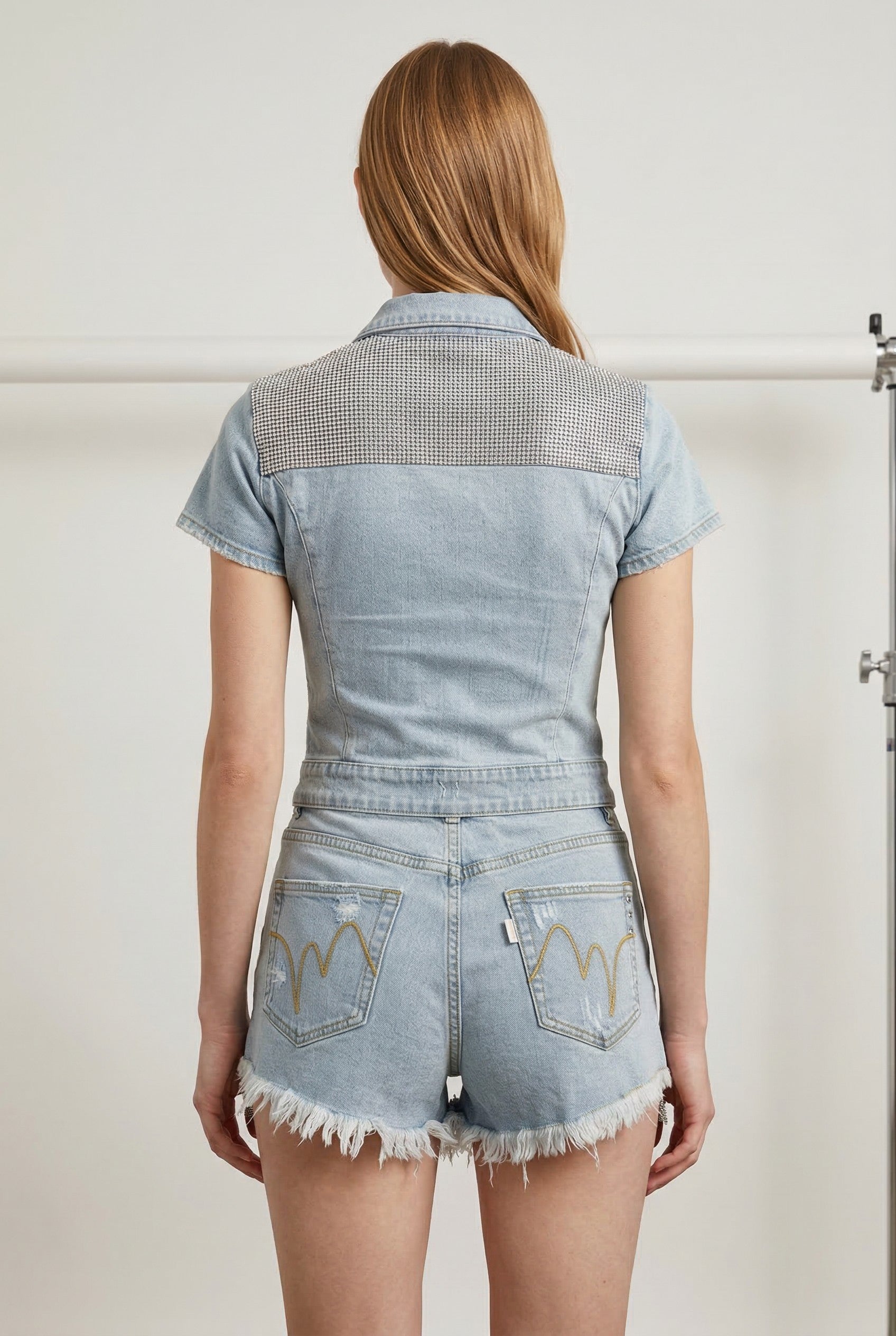 Shorts Donna Denim Chiaro con Strappi e Orlo Sfilacciato – Vita Media, Stile Casual Glam