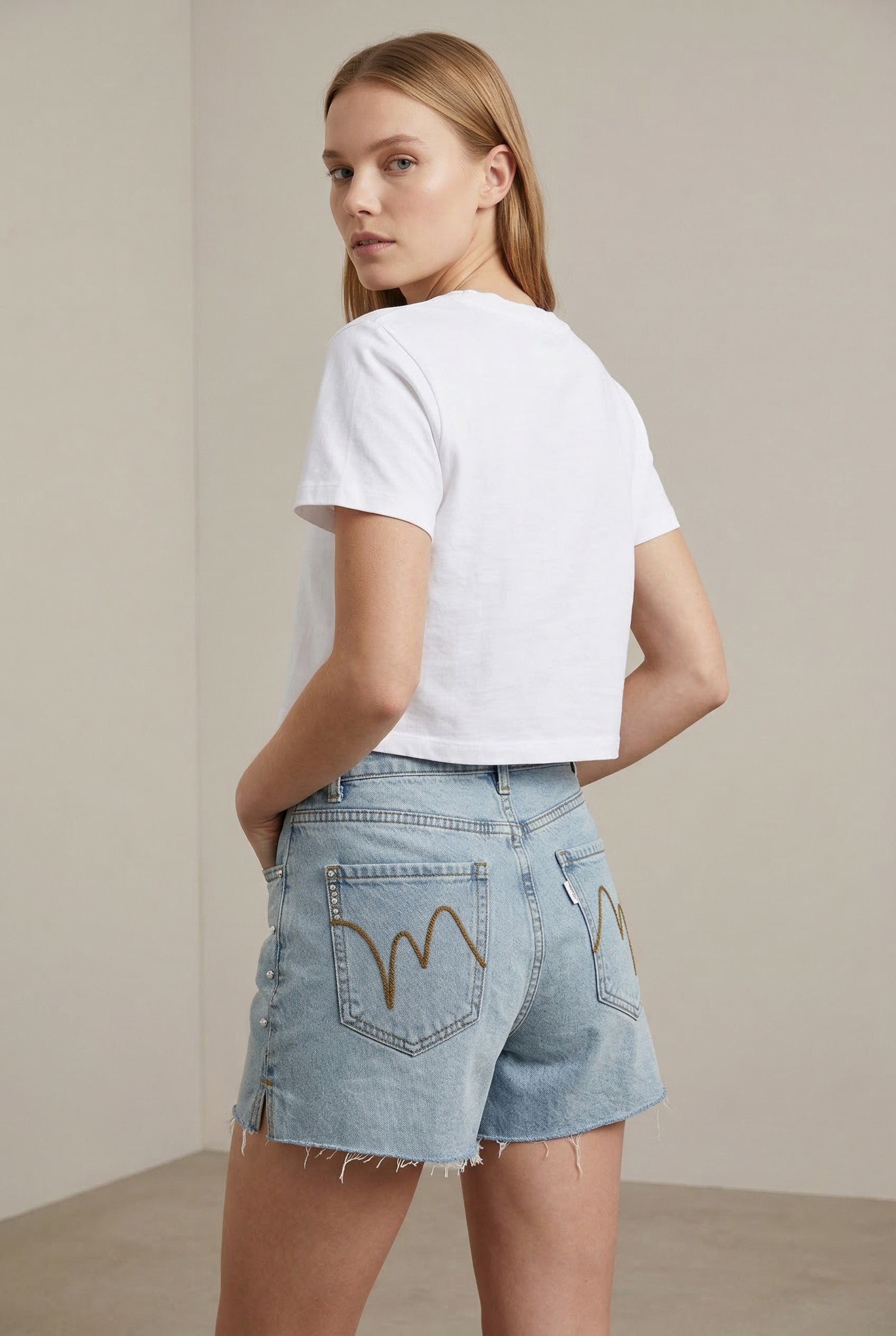 Shorts Donna Denim Chiaro con Perle Decorative – Vita Media, Orlo Sfrangiato