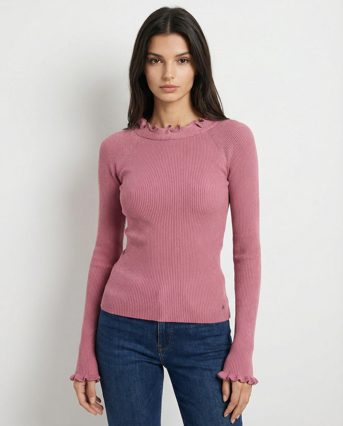 Maglia a coste con collo smerlato