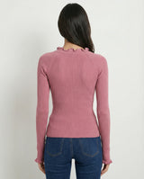 Maglia a coste con collo smerlato