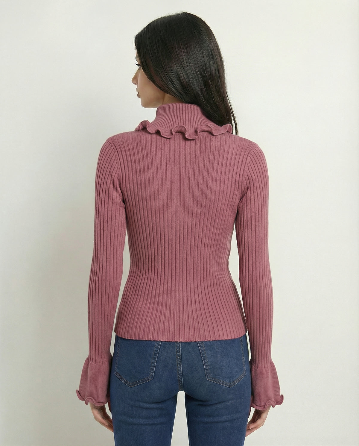 Maglia a costine con collo alto e volant