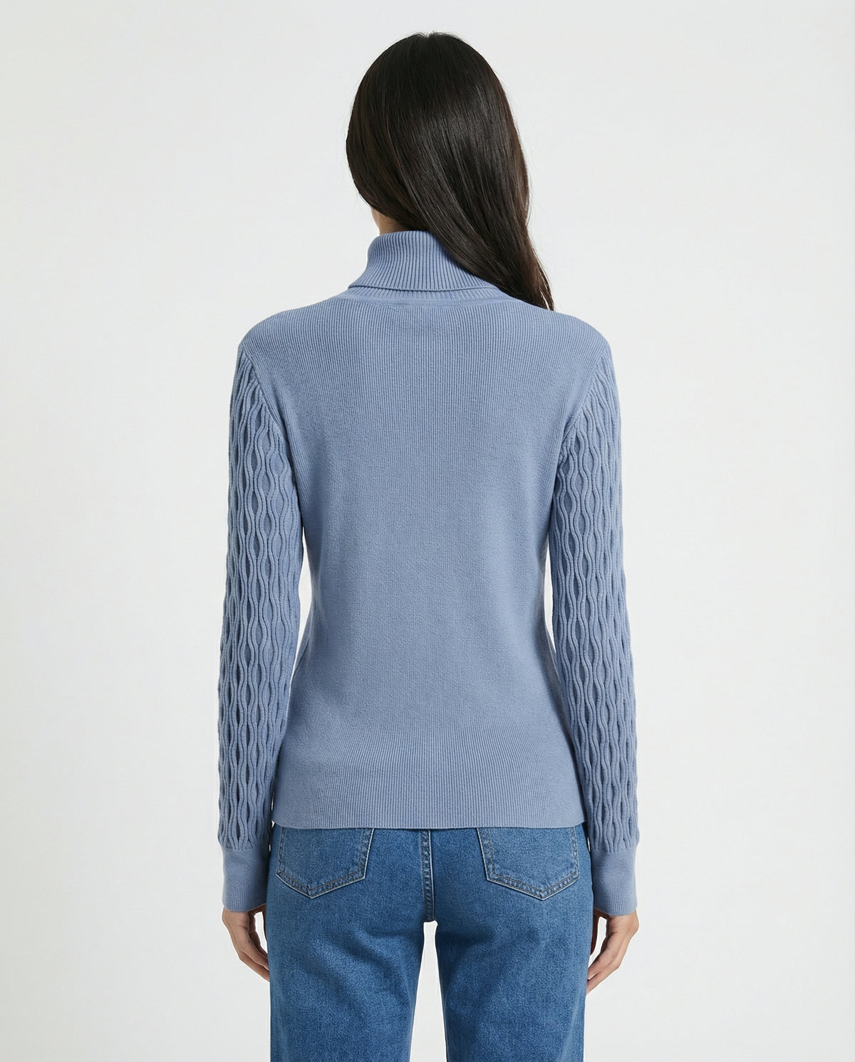 Maglia con collo alto e maniche traforate