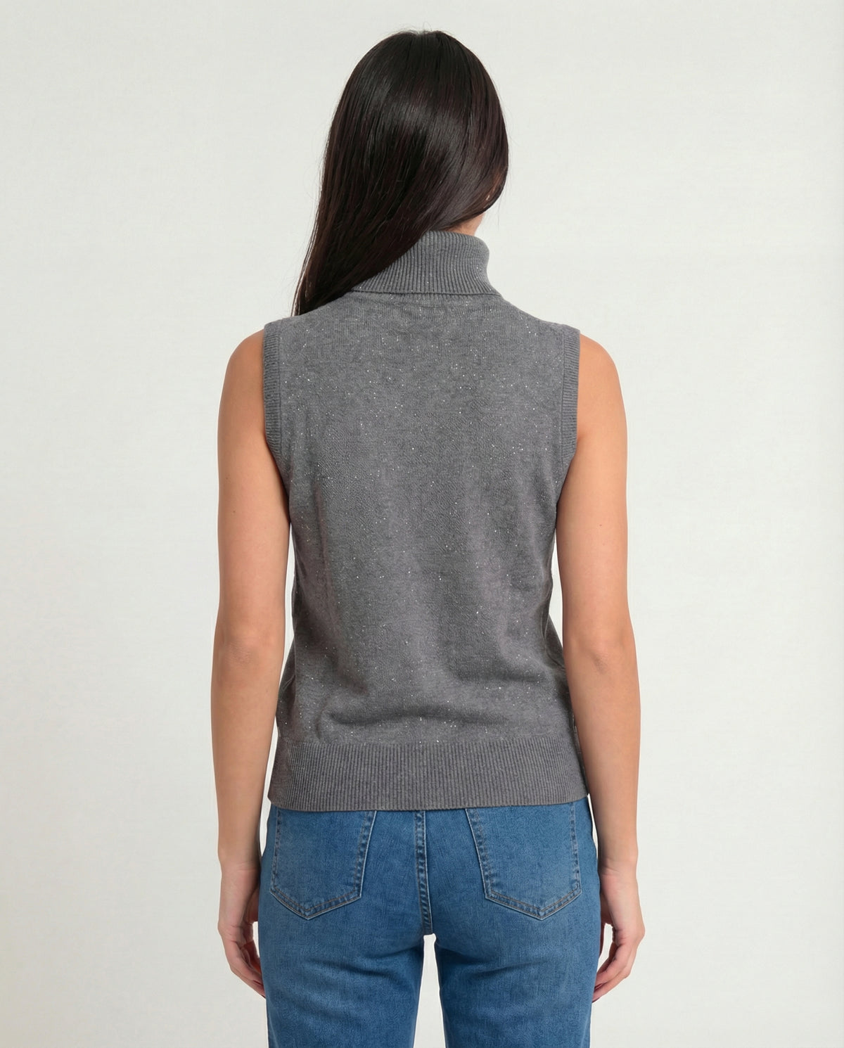 Top smanicato con collo alto in filato lurex