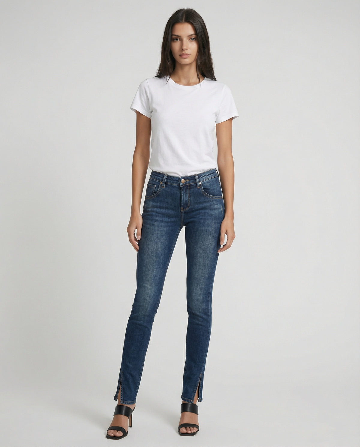 Jeans skinny con spacchi al fondo