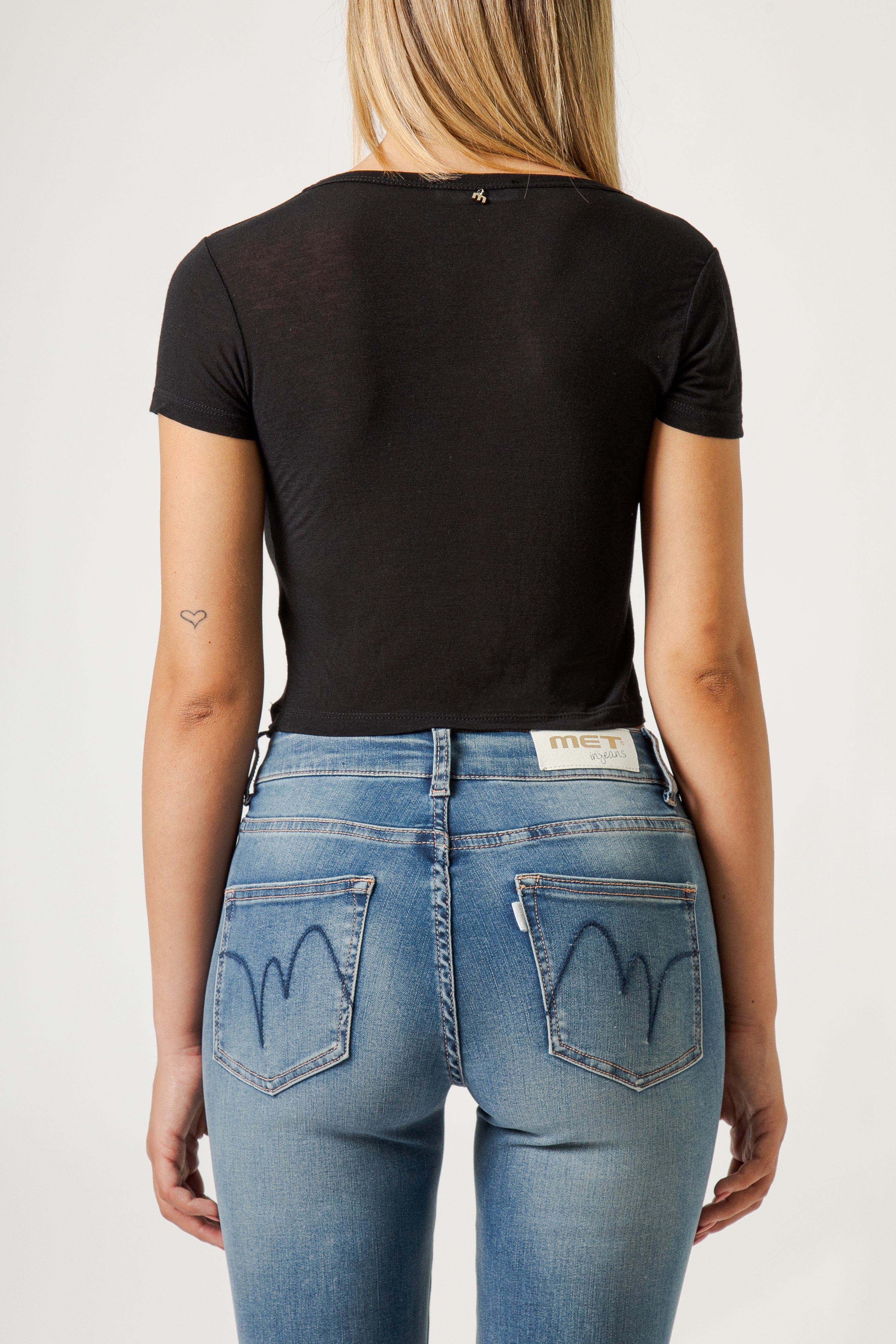 T-SHIRT SCOLLO MADONNA