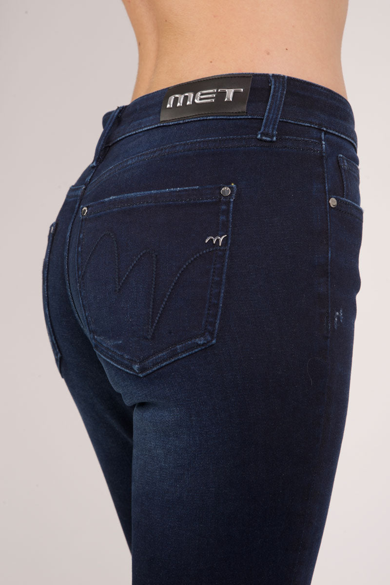 M7 KATE D710