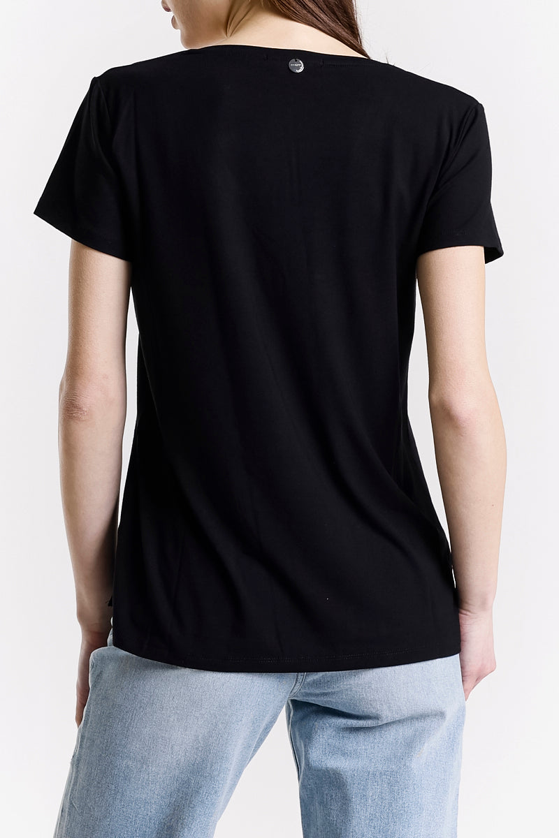 T-SHIRT SCOLLO A V LOGO STRASS