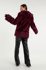 Giacca lunga in ecopelliccia color bordeaux