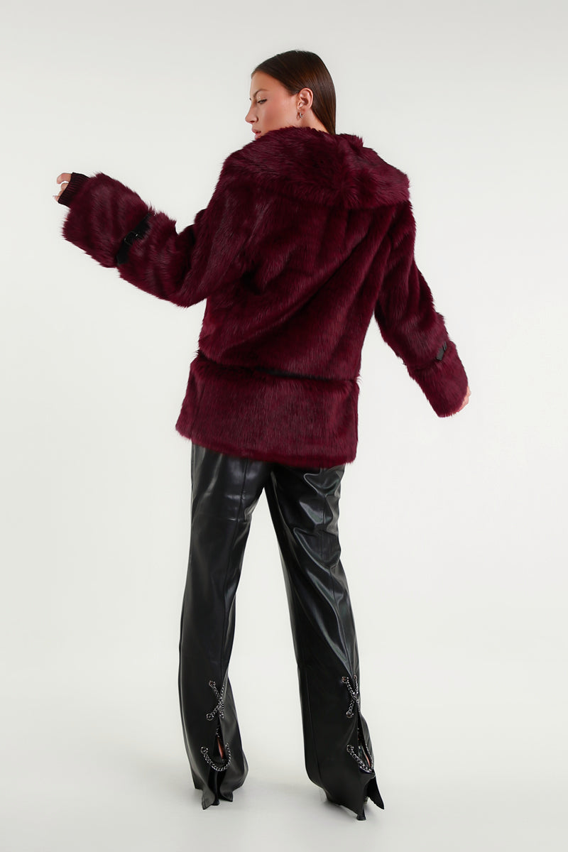 Giacca lunga in ecopelliccia color bordeaux
