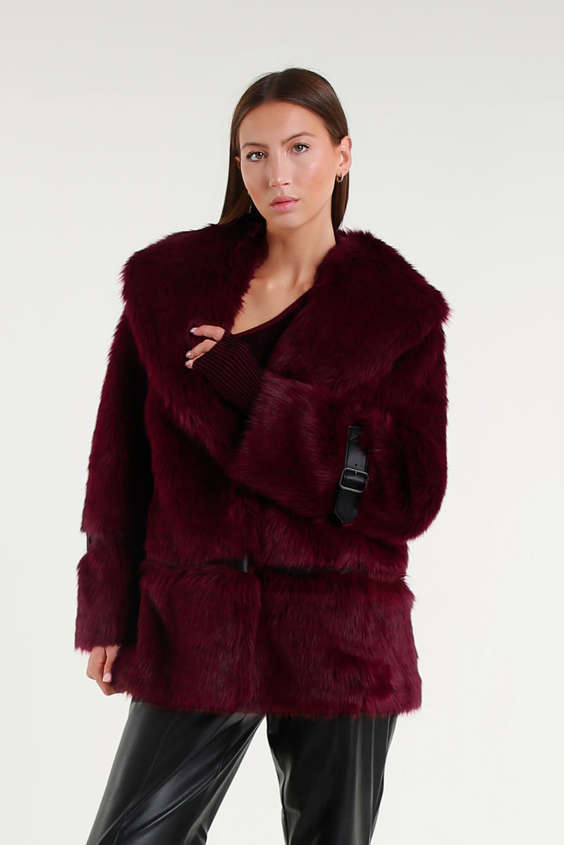 Giacca lunga in ecopelliccia color bordeaux