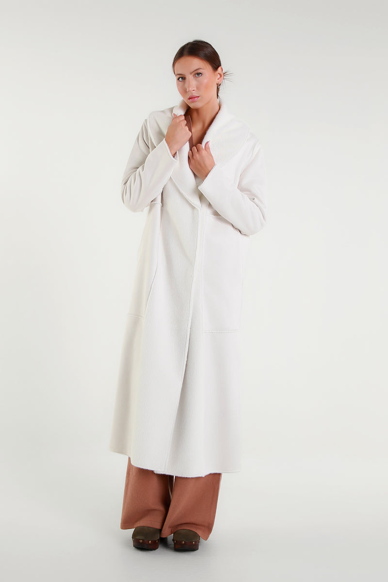 Cappotto lungo bianco con maxi collo sciallato