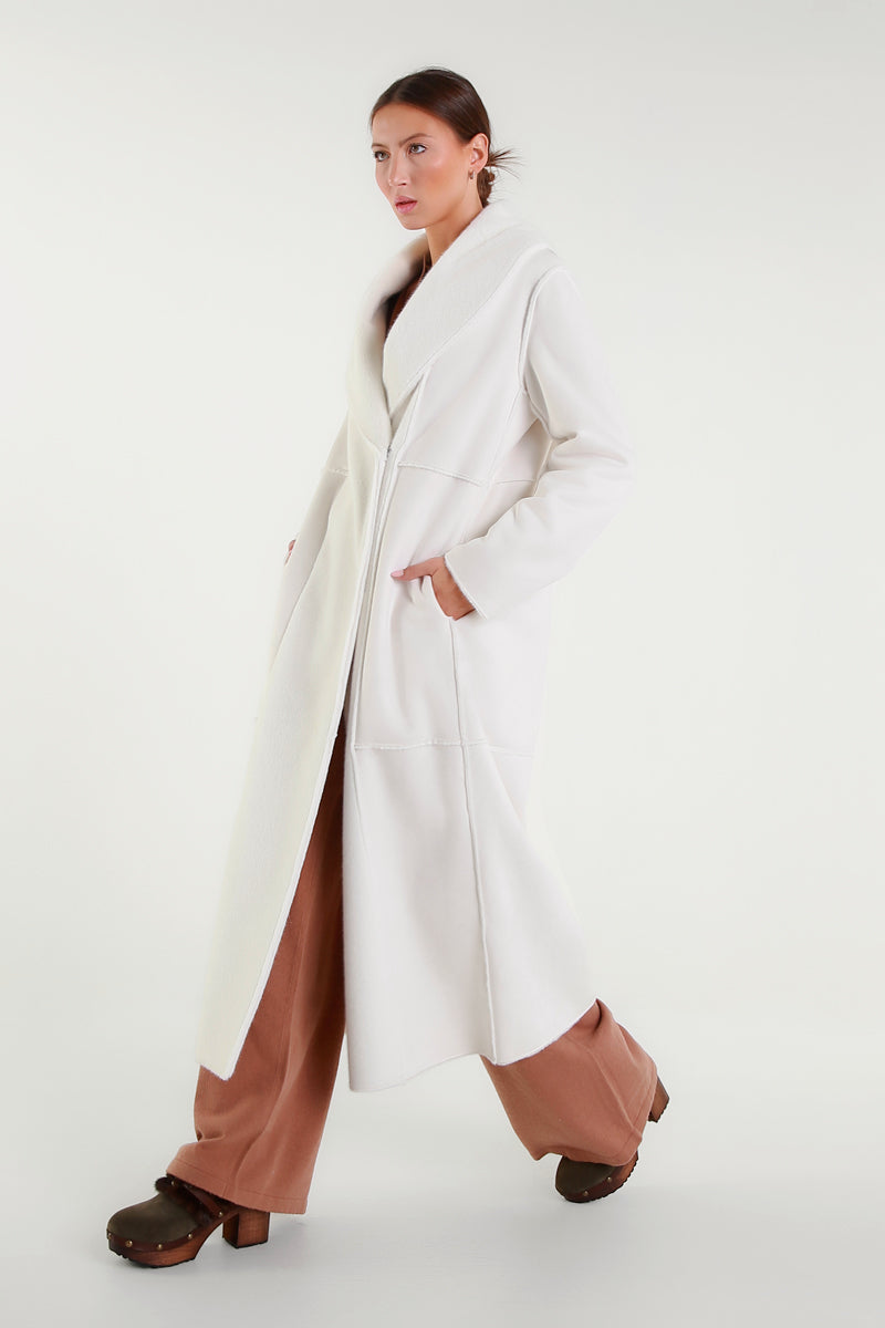 Cappotto lungo bianco con maxi collo sciallato