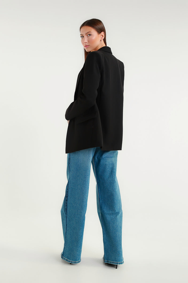 Giacca nera elegante con taglio sartoriale