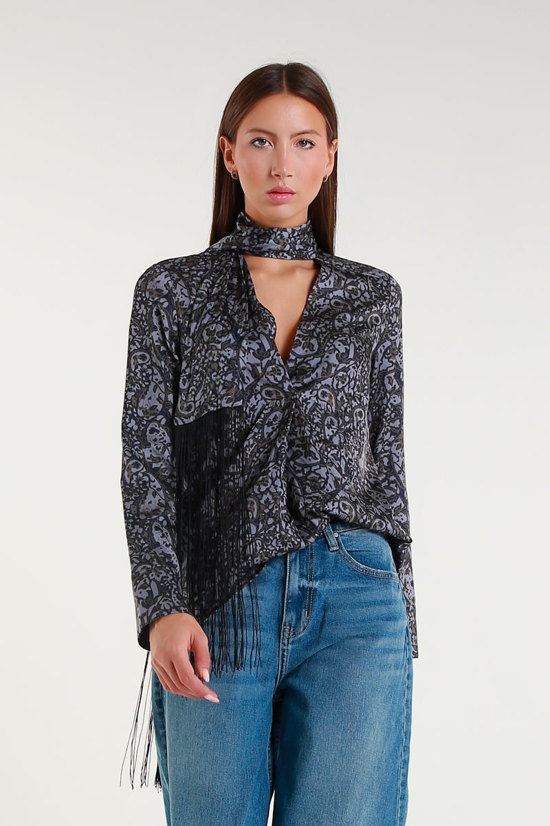 Camicia fantasia paisley con frange e dettaglio sciarpa