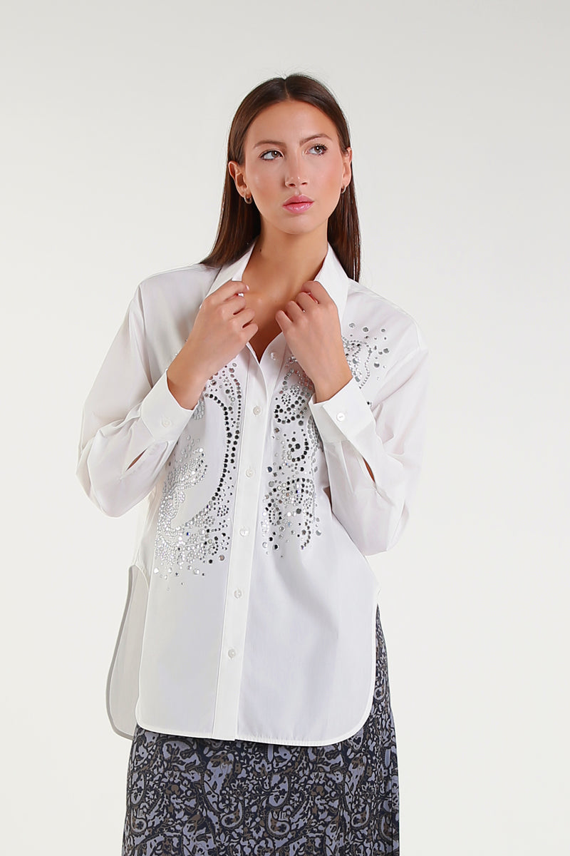 Camicia bianca con applicazioni gioiello