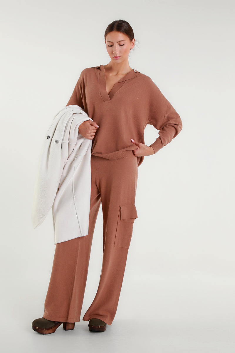 Blusa marrone in maglia con scollo a V