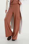 Earth-colored trousers with cargo pocket