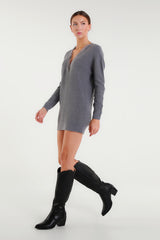 Abito in maglia grigio con scollo a V sfrangiato