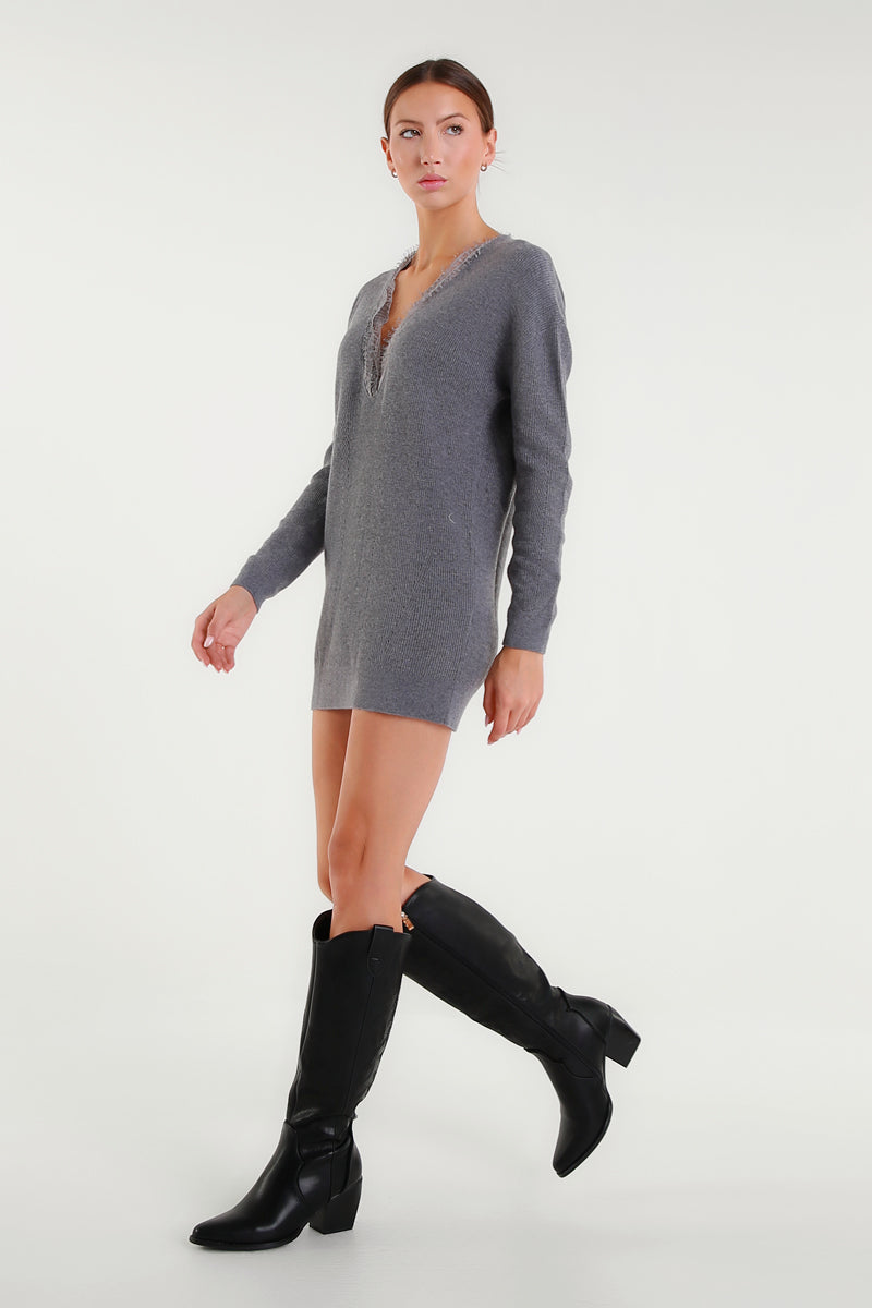 Abito in maglia grigio con scollo a V sfrangiato