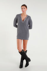 Abito in maglia grigio con scollo a V sfrangiato
