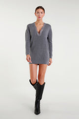 Abito in maglia grigio con scollo a V sfrangiato