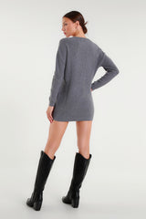 Abito in maglia grigio con scollo a V sfrangiato