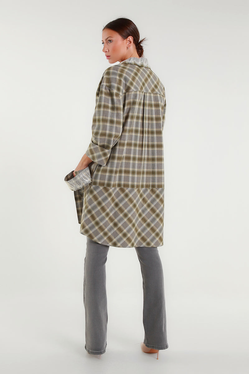Abito-camicia a quadri con collo foulard