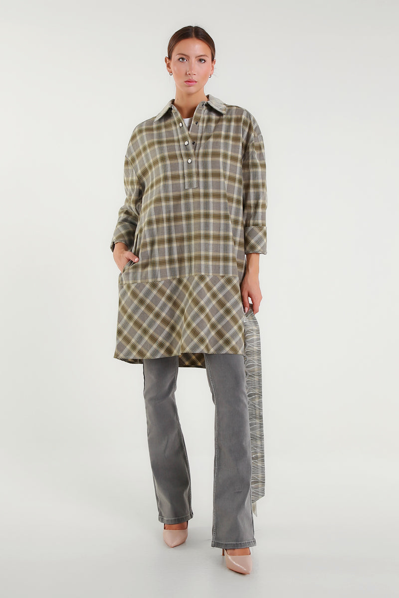 Abito-camicia a quadri con collo foulard