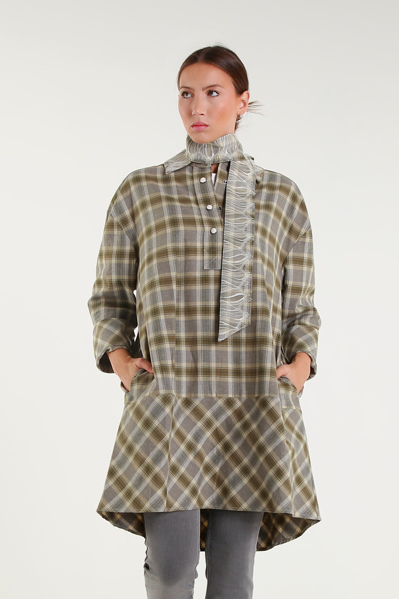 Abito-camicia a quadri con collo foulard