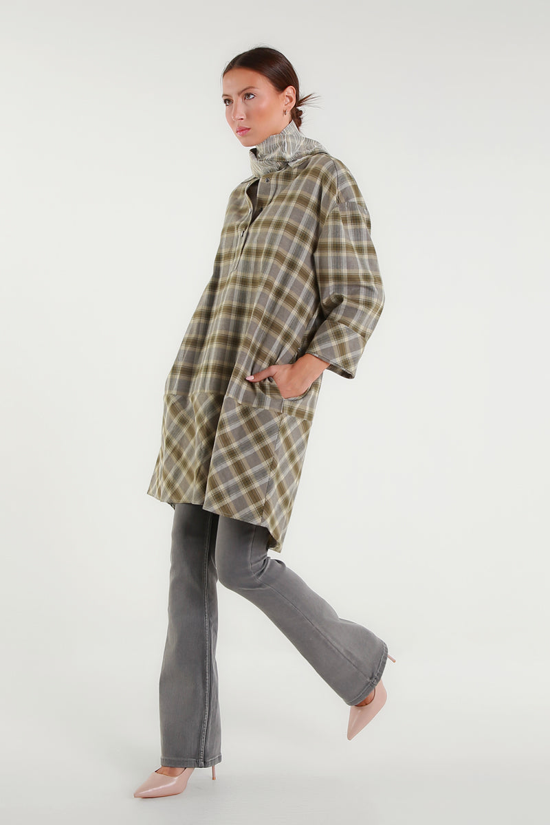 Abito-camicia a quadri con collo foulard