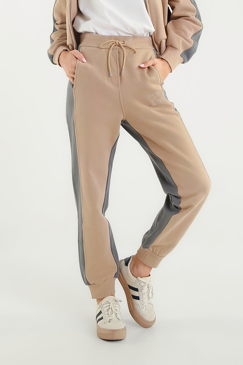 Pantaloni Sportivi con Dettaglio a Contrasto "Iced Coffee"