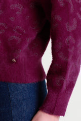Soft knit top with shiny patterned workmanship