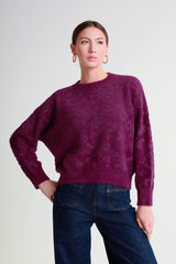 Soft knit top with shiny patterned workmanship