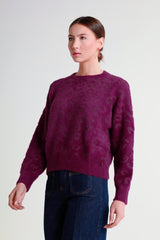 Soft knit top with shiny patterned workmanship