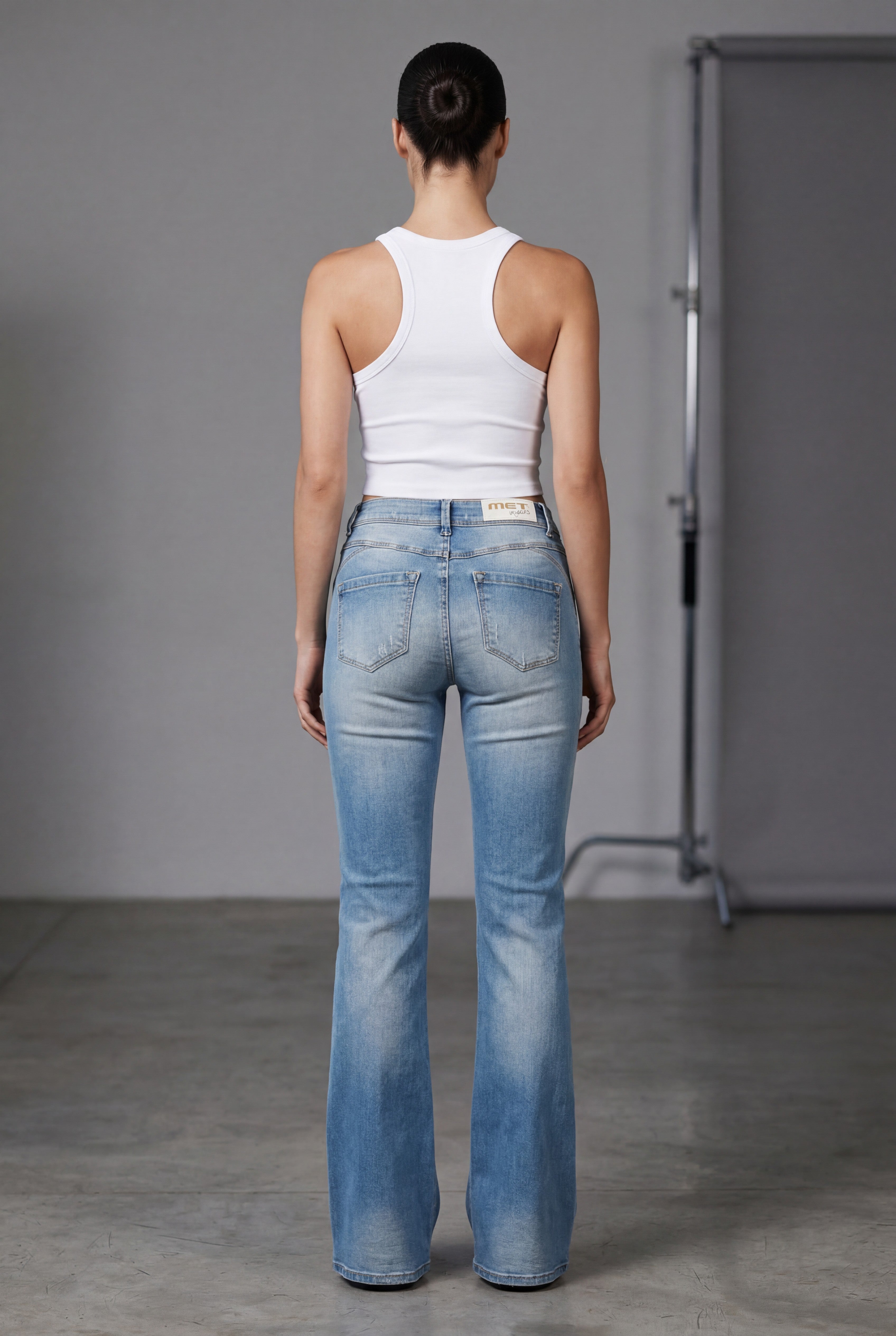 Jeans Donna Flare Fit Denim Chiaro – Vita Media, Gamba Svasata Anni ‘70