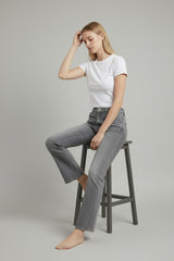 Jeans Donna Flare Fit Grigio – Vita Media, Gamba Svasata, Stile Minimal Moderno