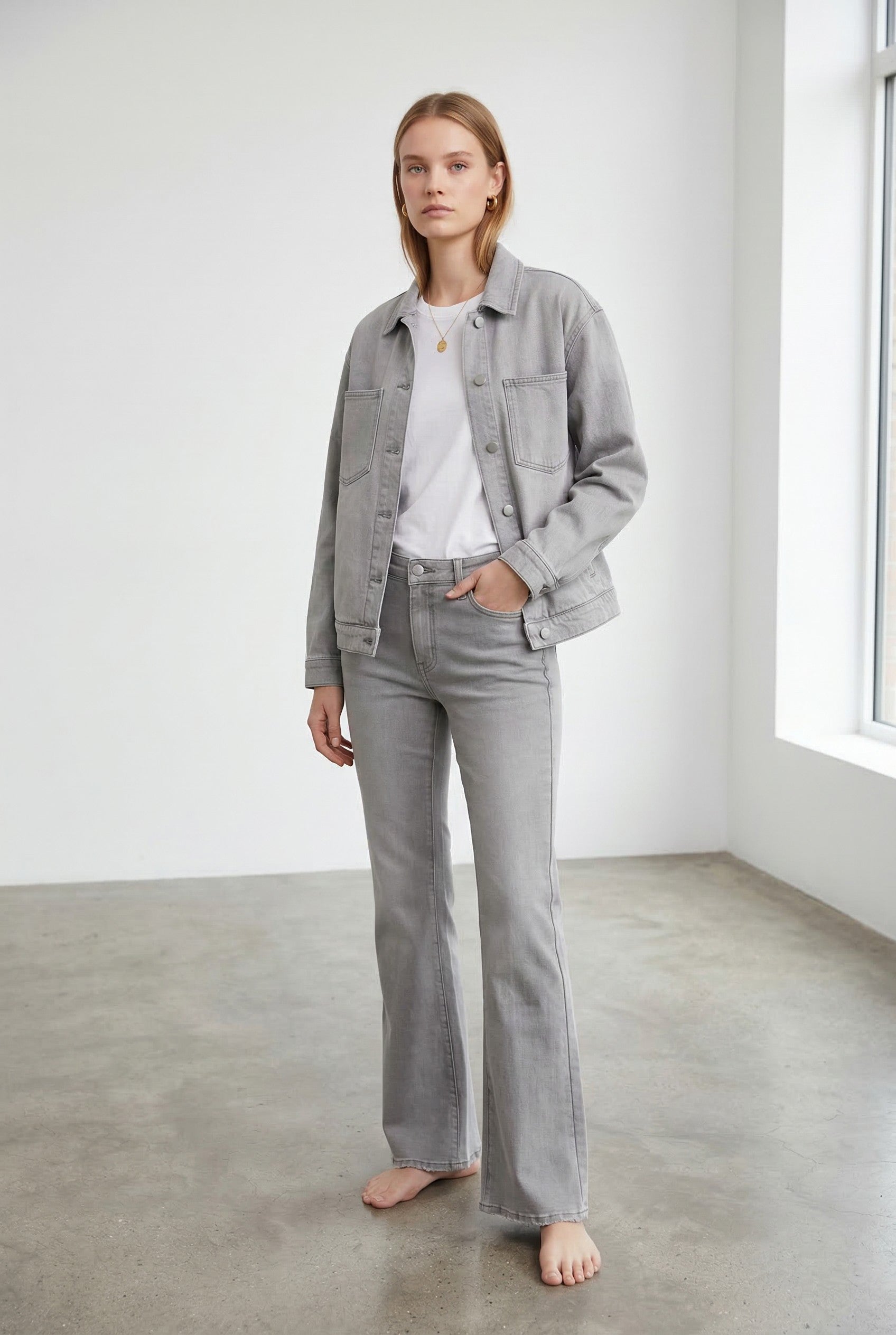 Jeans Donna Flare Fit Grigio – Denim Elasticizzato a Vita Media, Gamba Leggermente Svasata