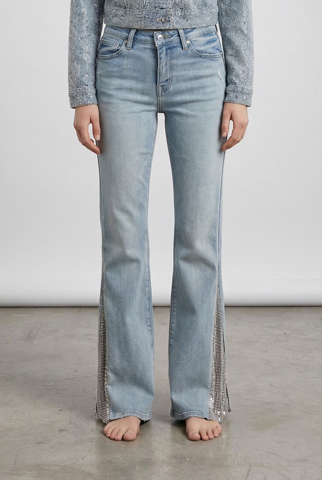 Jeans Donna Flare Fit Denim Chiaro con Inserti Luminosi – Vita Media, Gamba Svasata