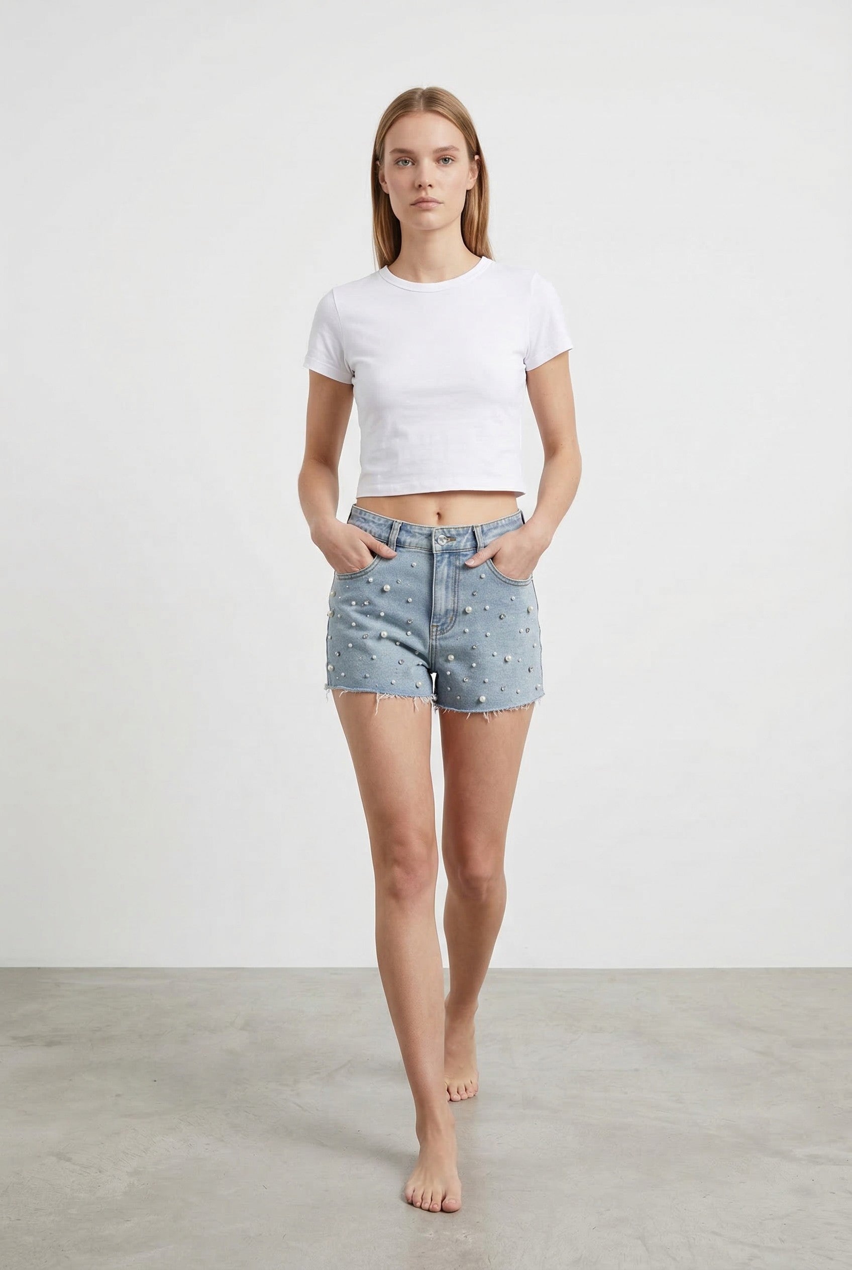 Shorts Donna Denim Chiaro con Perle Decorative – Vita Media, Orlo Sfrangiato
