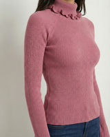Maglia a costine con collo alto e volant